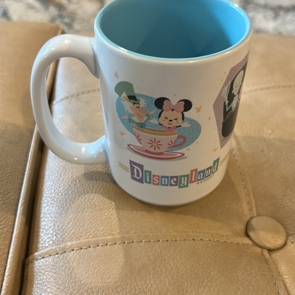 Disneyland’s modern Mickey Mouse mug with friends - Picture 4 of 9